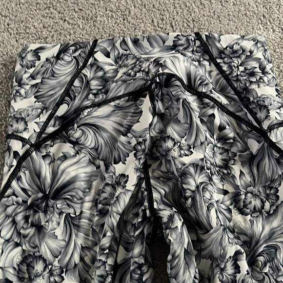 Lululemon pattern leggings with mesh sides - Picture 5 of 7